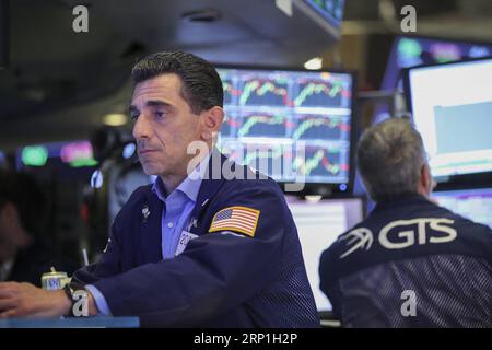 (180706) -- NEW YORK, le 6 juillet 2018 -- les commerçants travaillent à la Bourse de New York, aux États-Unis, le 6 juillet 2018. Les actions américaines ont terminé à la hausse vendredi alors que les investisseurs encourageaient les données sur les emplois mieux que prévu. La moyenne industrielle du Dow Jones a augmenté de 99,74 points, soit 0,41 %, pour atteindre 24 456,48. Le S&P 500 a augmenté de 23,21 points, soit 0,85 %, pour atteindre 2 759,82 points. L'indice composite Nasdaq a bondi de 101,96 points, soit 1,34 %, pour atteindre 7 688,39. ) U.S.-NEW YORK-STOCKS WangxYing PUBLICATIONxNOTxINxCHN Banque D'Images