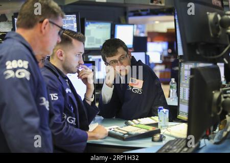 (180706) -- NEW YORK, le 6 juillet 2018 -- les commerçants travaillent à la Bourse de New York, aux États-Unis, le 6 juillet 2018. Les actions américaines ont terminé à la hausse vendredi alors que les investisseurs encourageaient les données sur les emplois mieux que prévu. La moyenne industrielle du Dow Jones a augmenté de 99,74 points, soit 0,41 %, pour atteindre 24 456,48. Le S&P 500 a augmenté de 23,21 points, soit 0,85 %, pour atteindre 2 759,82 points. L'indice composite Nasdaq a bondi de 101,96 points, soit 1,34 %, pour atteindre 7 688,39. ) U.S.-NEW YORK-STOCKS WangxYing PUBLICATIONxNOTxINxCHN Banque D'Images