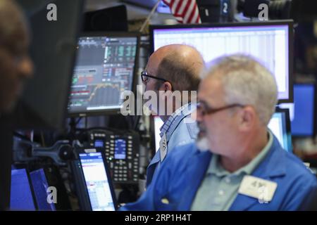 (180706) -- NEW YORK, le 6 juillet 2018 -- les commerçants travaillent à la Bourse de New York, aux États-Unis, le 6 juillet 2018. Les actions américaines ont terminé à la hausse vendredi alors que les investisseurs encourageaient les données sur les emplois mieux que prévu. La moyenne industrielle du Dow Jones a augmenté de 99,74 points, soit 0,41 %, pour atteindre 24 456,48. Le S&P 500 a augmenté de 23,21 points, soit 0,85 %, pour atteindre 2 759,82 points. L'indice composite Nasdaq a bondi de 101,96 points, soit 1,34 %, pour atteindre 7 688,39. ) U.S.-NEW YORK-STOCKS WangxYing PUBLICATIONxNOTxINxCHN Banque D'Images