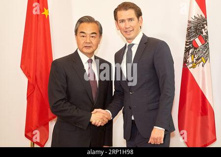 (180707) -- VIENNE, le 7 juillet 2018 -- le chancelier autrichien Sebastian Kurz (à droite) rencontre le conseiller d'État chinois et ministre des Affaires étrangères Wang Yi à Vienne le 6 juillet 2018.) (nxl) AUTRICHE-VIENNE-CHINE FM-MEETING GeorgesxSchneider PUBLICATIONxNOTxINxCHN Banque D'Images