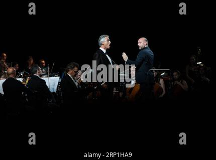 (180707) -- LUCCA, 7 juillet 2018 -- le ténor Andrea Bocelli (L) se produit sur scène à Lucca, Italie, le 6 juillet 2018. Le 64e Festival Puccini a débuté au Grand Théâtre Giacomo Puccini à Torre del Lago de Lucca, Italie, dans la nuit du 6 juillet 2018. (nxl) ITALIE-LUCCA-PUCCINI FESTIVAL JinxYu PUBLICATIONxNOTxINxCHN Banque D'Images