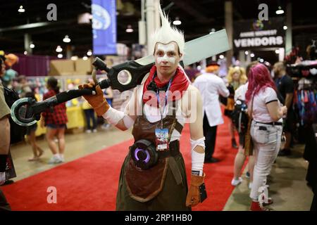 (180707) -- CHICAGO, 7 juillet 2018 -- Un cosplayer pose pour des photos pendant l'Anime Midwest 2018 au Stephens Convention Center à Chicago, États-Unis, le 6 juillet 2018. L'événement de trois jours a débuté vendredi. ) (nxl) U.S.-CHICAGO-ANIME MIDWEST WangxPing PUBLICATIONxNOTxINxCHN Banque D'Images