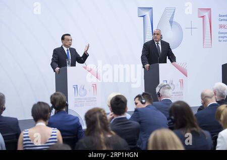 (180707) -- SOFIA, 7 juillet 2018 -- le Premier ministre chinois Li Keqiang (à gauche) et le Premier ministre bulgare Boyko Borissov sont vus lors d'une conférence de presse après la 7e réunion des dirigeants de la Chine et des pays d'Europe centrale et orientale (PECO) à Sofia, Bulgarie, le 7 juillet 2018. Li a rejoint Boyko Borissov, hôte de la 7e réunion des dirigeants Chine-PECO, et le Premier ministre Andrej Plenkovic de Croatie, le prochain pays hôte, lors de la conférence de presse. (Wyo) BULGARIE-SOFIA-LI KEQIANG-CEEC-RÉUNION LixTao PUBLICATIONxNOTxINxCHN Banque D'Images