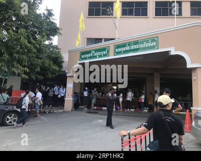 (180708) -- PHUKET, le 8 juillet 2018 -- les parents des touristes à bord des bateaux chavirés et les journalistes attendent devant un hôpital sur l'île de Phuket, Thaïlande, le 7 juillet 2018. Au moins 42 personnes ont été confirmées mortes et 14 autres sont restées portées disparues après que deux bateaux ont chaviré dans une tempête au large de l'île de Phuket du sud de la Thaïlande, ont déclaré les responsables thaïlandais samedi. (srb) THAILAND-PHUKET-ACCIDENT-SURVIVOR YangxZhou PUBLICATIONxNOTxINxCHN Banque D'Images