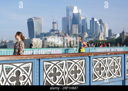 Les gens sur Tower Bridge dans le centre de Londres. Date de la photo : dimanche 3 septembre 2023. Banque D'Images