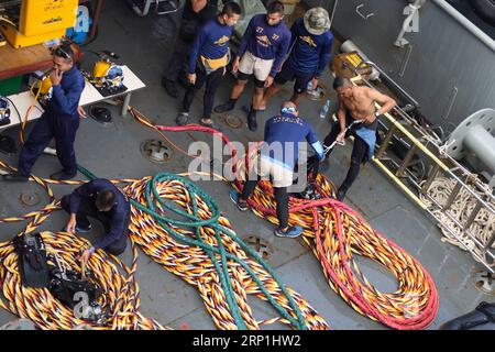 (180708) -- PHUKET, le 8 juillet 2018 -- des membres de l'équipe de sauvetage thaïlandaise se préparent à rechercher les passagers disparus du bateau chaviré dans la zone de l'accident à Phuket, Thaïlande, le 8 juillet 2018. Au moins 42 personnes ont été confirmées mortes et 14 autres sont toujours portées disparues après que deux bateaux ont chaviré dans une tempête au large de l'île de Phuket, dans le sud de la Thaïlande, ont déclaré samedi des responsables thaïlandais. Qin Qing) (dtf) THAÏLANDE-PHUKET-BATEAU ACCIDENT-SAUVETAGE qinqing PUBLICATIONxNOTxINxCHN Banque D'Images