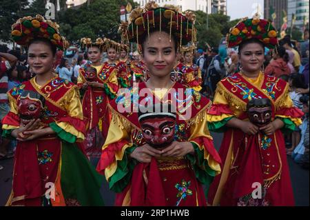 (180708) -- JAKARTA, le 8 juillet 2018 -- des participants en costumes traditionnels se produisent dans une rue pendant le défilé culturel du Carnaval de Jakarta commémorant le 491e anniversaire de Jakarta, à Jakarta, Indonésie, le 8 juillet 2018.) (dtf) INDONÉSIE-JAKARTA-CARNAVAL-PARADE VerixSanovri PUBLICATIONxNOTxINxCHN Banque D'Images