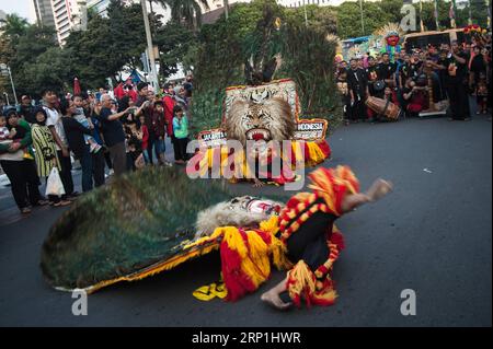 (180708) -- JAKARTA, le 8 juillet 2018 -- des participants en costumes traditionnels se produisent dans une rue pendant le défilé culturel du Carnaval de Jakarta commémorant le 491e anniversaire de Jakarta, à Jakarta, Indonésie, le 8 juillet 2018.) (dtf) INDONÉSIE-JAKARTA-CARNAVAL-PARADE VerixSanovri PUBLICATIONxNOTxINxCHN Banque D'Images