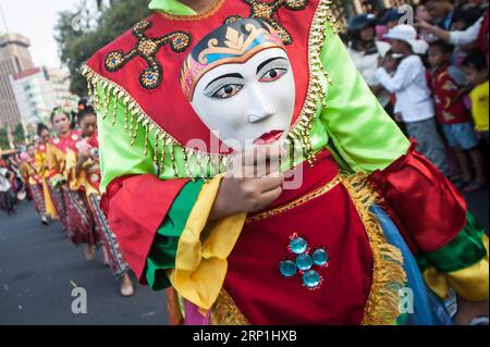 (180708) -- JAKARTA, le 8 juillet 2018 -- des participants en costumes traditionnels se produisent dans une rue pendant le défilé culturel du Carnaval de Jakarta commémorant le 491e anniversaire de Jakarta, à Jakarta, Indonésie, le 8 juillet 2018.) (dtf) INDONÉSIE-JAKARTA-CARNAVAL-PARADE VerixSanovri PUBLICATIONxNOTxINxCHN Banque D'Images