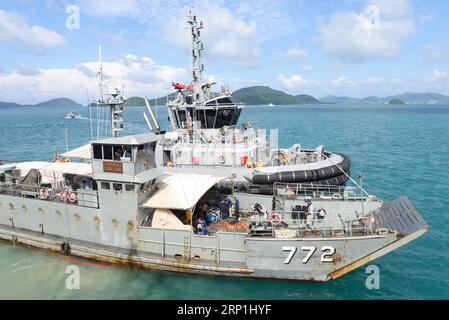 (180708) -- PHUKET, le 8 juillet 2018 -- Un navire de la marine thaïlandaise part à la recherche des passagers disparus du bateau chaviré à Phuket, en Thaïlande, le 8 juillet 2018. Au moins 42 personnes ont été confirmées mortes et 14 autres sont toujours portées disparues après que deux bateaux ont chaviré dans une tempête au large de l'île de Phuket, dans le sud de la Thaïlande, ont déclaré samedi des responsables thaïlandais. Qin Qing) (dtf) THAÏLANDE-PHUKET-BATEAU ACCIDENT-SAUVETAGE qinqing PUBLICATIONxNOTxINxCHN Banque D'Images