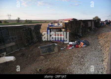 Actualités Bilder des Tages Türkei, Schweres Zugunglück BEI Tekirdag (180708) -- ANKARA, le 8 juillet 2018 () -- Un train déraillé a été vu sur les lieux de l'accident à Tekirdag, dans le nord-ouest de la Turquie, le 8 juillet 2018. Au moins 10 personnes ont été tuées et 73 autres blessées lorsqu'un train de banlieue a déraillé dimanche dans la province de Tekirdag, au nord-ouest de la Turquie, ont rapporté les médias locaux. () TURKEY-TEKIRDAG-TRAIN-DÉRAILLEMENT Xinhua PUBLICATIONxNOTxINxCHN Banque D'Images