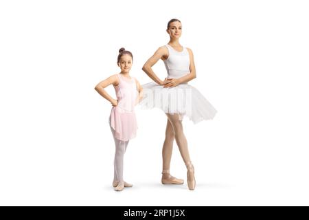 Portrait en longueur d'une petite ballerine debout à côté d'un danseur de ballet professionnel isolé sur fond blanc Banque D'Images