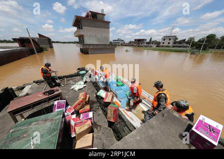 (180709) -- FUZHOU, 9 juillet 2018 -- des secouristes transportent des fournitures de secours dans le Dongxiang Disctrict de la ville de Fuzhou, dans la province du Jiangxi, dans l'est de la Chine, le 8 juillet 2018. Les inondations causées par de fortes pluies ont endommagé les cultures et les logements dans le canton de maxu de Dongxiang et des groupes de secours ont été mis en place pour aider les personnes touchées. )(wsw) CHINE-JIANGXI-FORTES PLUIES-INONDATIONS (CN) HexJianghua PUBLICATIONxNOTxINxCHN Banque D'Images