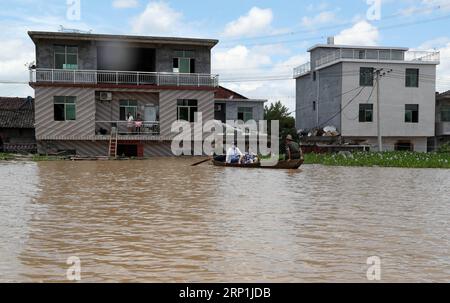 (180709) -- FUZHOU, 9 juillet 2018 -- des résidents prennent le bateau dans la zone inondée du village de Qiaoxi, dans le canton de maxu de la ville de Fuzhou, province de Jiangxi, dans l'est de la Chine, le 8 juillet 2018. Les inondations causées par de fortes pluies ont endommagé les cultures et les logements dans le canton de maxu et des groupes de secours ont été mis en place pour aider les personnes touchées. )(wsw) CHINE-JIANGXI-FORTES PLUIES-INONDATIONS (CN) HexJianghua PUBLICATIONxNOTxINxCHN Banque D'Images