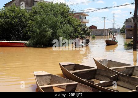 (180709) -- FUZHOU, 9 juillet 2018 -- des résidents prennent le bateau dans la zone inondée du village de Qiaoxi, dans le canton de maxu de la ville de Fuzhou, province de Jiangxi, dans l'est de la Chine, le 8 juillet 2018. Les inondations causées par de fortes pluies ont endommagé les cultures et les logements dans le canton de maxu et des groupes de secours ont été mis en place pour aider les personnes touchées. )(wsw) CHINE-JIANGXI-FORTES PLUIES-INONDATIONS (CN) HexJianghua PUBLICATIONxNOTxINxCHN Banque D'Images
