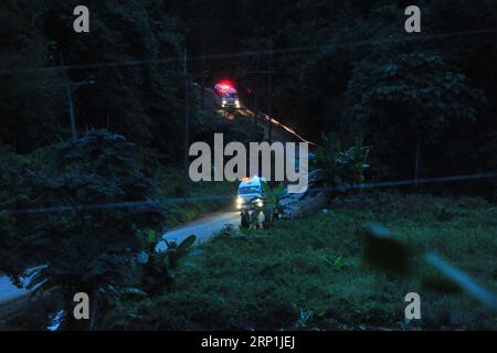 (180709) -- CHIANG RAI, 9 juillet 2018 -- deux ambulances transportant des garçons secourus déménagent dans un hôpital local à Chiang Rai, Thaïlande, le 9 juillet 2018. Huit garçons ont été sauvés et ont émergé lundi soir d'une grotte inondée où 12 garçons et leur entraîneur de football ont été piégés pendant plus de deux semaines. (Zjl) THAÏLANDE-CHIANG RAI-GROTTE SAUVETAGE RachenxSageamsak PUBLICATIONxNOTxINxCHN Banque D'Images