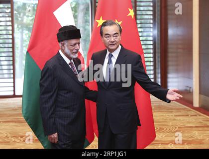 (180709) -- PÉKIN, le 9 juillet 2018 -- Wang Yi, conseiller d'État et ministre des Affaires étrangères chinois, s'entretient avec Yousuf bin Alawi, ministre des Affaires étrangères d'Oman, à Beijing, capitale de la Chine, le 9 juillet 2018. Alawi est à Beijing pour participer à la huitième réunion ministérielle du Forum de coopération Chine-États arabes. (lmm) CHINA-BEIJING-WANG YI-OMAN-FM-TALKS (CN) PangxXinglei PUBLICATIONxNOTxINxCHN Banque D'Images