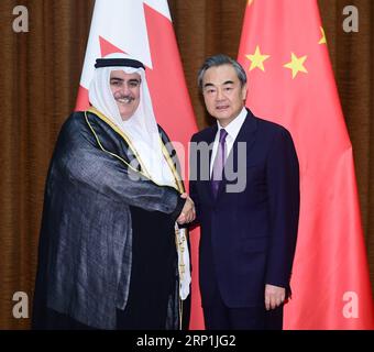 (180709) -- BEIJING, 9 juillet 2018 -- le conseiller d'État chinois et ministre des Affaires étrangères Wang Yi (à droite) s'entretient avec le ministre des Affaires étrangères de Bahreïn, Shaikh Khalid bin Ahmed Al Khalifa, à Beijing, capitale de la Chine, le 9 juillet 2018. Le cheikh Khalid assistera à la cérémonie d ' ouverture de la huitième réunion ministérielle du Forum de coopération Chine-États arabes qui se tiendra mardi à Beijing. (lmm) CHINA-BEIJING-WANG YI-BAHRAIN-FM-TALKS (CN) WangxYe PUBLICATIONxNOTxINxCHN Banque D'Images