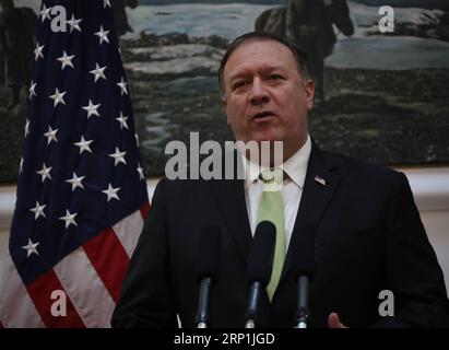 Actualités Bilder des Tages (180709) -- KABOUL, le 9 juillet 2018 -- le secrétaire d'État américain Mike Pompeo s'exprime lors d'une conférence de presse avec le président afghan Mohammad Ashraf Ghani (absent de la photo) à Kaboul, capitale de l'Afghanistan, le 9 juillet 2018. Le secrétaire d’État américain en visite, Mike Pompeo, a déclaré lundi que les États-Unis soutenaient des négociations de paix dirigées par les Afghans et détenues par les Afghans. )(RH) AFGHANISTAN-KABOUL-ÉTATS-UNIS SECRÉTAIRE D'ETAT VISITE RahmatxAlizadah PUBLICATIONxNOTxINxCHN Banque D'Images