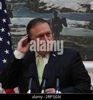 (180709) -- KABOUL, le 9 juillet 2018 -- le secrétaire d'État américain Mike Pompeo assiste à une conférence de presse avec le président afghan Mohammad Ashraf Ghani (absent de la photo) à Kaboul, capitale de l'Afghanistan, le 9 juillet 2018. Le secrétaire d’État américain en visite, Mike Pompeo, a déclaré lundi que les États-Unis soutenaient des négociations de paix dirigées par les Afghans et détenues par les Afghans. )(RH) AFGHANISTAN-KABOUL-ÉTATS-UNIS SECRÉTAIRE D'ETAT VISITE RahmatxAlizadah PUBLICATIONxNOTxINxCHN Banque D'Images