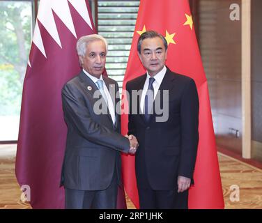 (180709) -- PÉKIN, le 9 juillet 2018 -- Wang Yi, conseiller d'État chinois et ministre des Affaires étrangères, s'entretient avec le ministre d'État aux Affaires étrangères du Qatar, Sultan bin Saad Al Muraikhi, à Beijing, capitale de la Chine, le 9 juillet 2018. Muraikhi est à Beijing pour participer à la huitième réunion ministérielle du Forum de coopération Chine-États arabes. (lmm) CHINA-BEIJING-WANG YI-QATAR-FM-TALKS (CN) PangxXinglei PUBLICATIONxNOTxINxCHN Banque D'Images