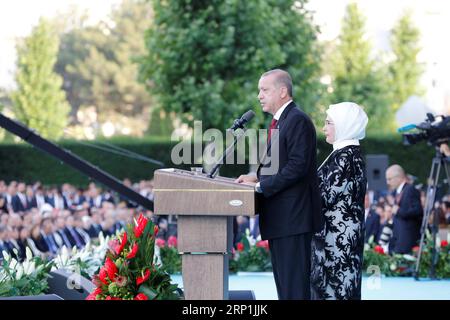 (180709) -- ANKARA, le 9 juillet 2018 -- le président turc Recep Tayyip Erdogan, accompagné de son épouse Emine Erdogan, prononce un discours lors d'une cérémonie au Palais présidentiel à Ankara, Turquie, le 9 juillet 2018. Recep Tayyip Erdogan a prêté serment au Parlement lundi, marquant le passage du pays à une nouvelle ère avec le système présidentiel exécutif. TURQUIE-ANKARA-ERDOGAN-CÉRÉMONIE QinxYanyang PUBLICATIONxNOTxINxCHN Banque D'Images