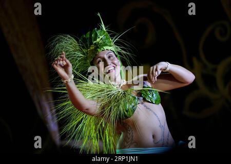 (180710) -- HANGA ROA, le 10 juillet 2018 -- Une femme autochtone participe à un spectacle de danse et de musique traditionnelles à Hanga Roa, île de Pâques au Chili, le 7 juillet 2018. )(zcc) CHILI-ÎLE DE PÂQUES-NATIVE-PERFORMANCE WangxPei PUBLICATIONxNOTxINxCHN Banque D'Images