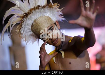 (180710) -- HANGA ROA, le 10 juillet 2018 -- Un autochtone participe à un spectacle de danse et de musique traditionnelles à Hanga Roa, île de Pâques au Chili, le 7 juillet 2018. )(zcc) CHILI-ÎLE DE PÂQUES-NATIVE-PERFORMANCE WangxPei PUBLICATIONxNOTxINxCHN Banque D'Images