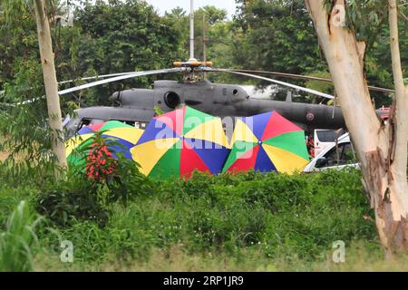 News-Bilder des Tages (180710) -- CHIANG RAI, le 10 juillet 2018 -- un hélicoptère d'évacuation est vu dans le district de Mae Sai de la province de Chiang Rai, Thaïlande, le 10 juillet 2018. Les 12 garçons et leur entraîneur de football ont été sauvés d'une grotte inondée dans le nord de la Thaïlande après avoir été piégés pendant 18 jours, ont confirmé mardi les phoques de la marine thaïlandaise. (lrz) THAÏLANDE-CHIANG RAI-MISSING-RESCUE RachenxSageamsak PUBLICATIONxNOTxINxCHN Banque D'Images