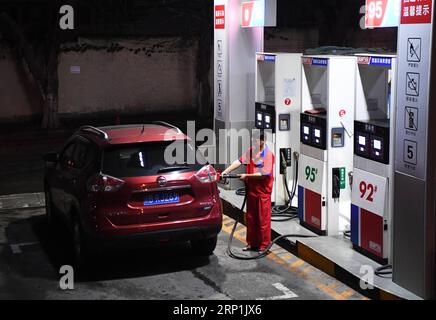 (180710) -- CHONGQING, le 10 juillet 2018 -- un membre du personnel fait le plein d'une voiture dans une station-service à Chongqing, dans le sud-ouest de la Chine, le 9 juillet 2018. La Chine augmente les prix de détail de l'essence et du diesel à partir de mardi, après deux baisses de prix consécutives. En raison de la hausse des prix internationaux du pétrole, les prix de détail de l'essence et du diesel sont augmentés de 270 yuans (40,67 dollars américains) et 260 yuans la tonne, respectivement, a déclaré la Commission nationale pour le développement et la réforme (NDRC) dans un communiqué. )(Ly) CHINE-HAUSSE DU PRIX DE L'ESSENCE (CN) WangxQuanchao PUBLICATIONxNOTxINxCHN Banque D'Images