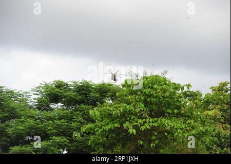 (180710) -- CHIANG RAI, 10 juillet 2018 -- Un hélicoptère emmène des garçons secourus à l'hôpital dans la province de Chiang Rai, Thaïlande, le 10 juillet 2018. Les 12 garçons et leur entraîneur de football ont été sauvés d'une grotte inondée dans le nord de la Thaïlande après avoir été piégés pendant 18 jours, ont confirmé mardi les phoques de la marine thaïlandaise. (lrz) THAÏLANDE-CHIANG RAI-MISSING-RESCUE RachenxSageamsak PUBLICATIONxNOTxINxCHN Banque D'Images