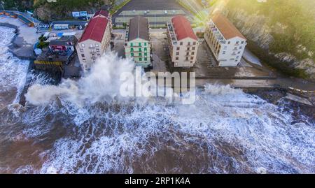 (180711) -- TAIZHOU, 11 juillet 2018 -- une photo aérienne prise le 10 juillet 2018 montre d'énormes vagues qui battent contre le rivage de la mer dans le canton de Shitang, dans la ville de Wenling, dans la province du Zhejiang de l'est de la Chine, alors que le typhon Maria, le huitième typhon de cette année, approche de la côte. Le typhon Maria a touché terre mercredi matin dans le comté de Lianjiang, dans la province du Fujian du sud-est de la Chine. (Ry) CHINA-TYPHON MARIA-LANDFALL (CN) ZhuxHaiwei PUBLICATIONxNOTxINxCHN Banque D'Images