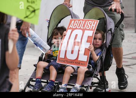 (180710) -- LOS ANGELES, le 10 juillet 2018 -- des enfants sont amenés à manifester par leurs parents en réponse aux politiques de séparation des familles et de détention du gouvernement fédéral devant le bâtiment fédéral de Los Angeles, à Los Angeles, aux États-Unis, le 9 juillet 2018.) ÉTATS-UNIS-LOS ANGELES-PROTESTATION-SÉPARATION DE LA FAMILLE ZHAOXHANRONG PUBLICATIONXNOTXINXCHN Banque D'Images