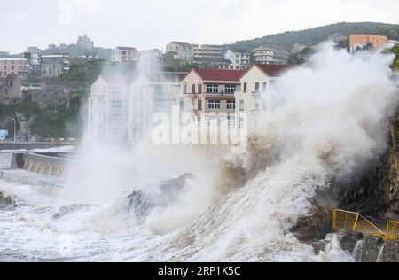 (180711) -- TAIZHOU, 11 juillet 2018 -- d'énormes vagues ont frappé le rivage de la mer dans le canton de Shitang, dans la ville de Wenling, dans la province du Zhejiang, dans l'est de la Chine, le 10 juillet 2018, alors que le typhon Maria, le huitième typhon de cette année, approche de la côte. Le typhon Maria a touché terre mercredi matin dans le comté de Lianjiang, dans la province du Fujian du sud-est de la Chine. (Ry) CHINA-TYPHON MARIA-LANDFALL (CN) ZhuxHaiwei PUBLICATIONxNOTxINxCHN Banque D'Images