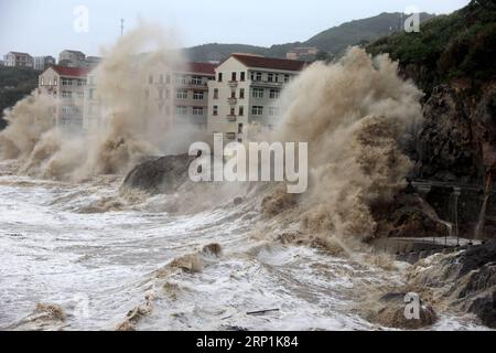 Actualités Themen der Woche KW28 Actualités Themen der Woche Actualités Bilder des Tages (180711) -- TAIZHOU, 11 juillet 2018 -- d'énormes vagues ont frappé le rivage de la mer dans le canton de Shitang de la ville de Wenling, province de Zhejiang dans l'est de la Chine, le 11 juillet 2018. Le typhon Maria, le huitième typhon de cette année, a touché terre vers 9:10 heures du matin mercredi dans le comté de Lianjiang au Fujian, apportant des coups de vent allant jusqu'à 42 mètres par seconde à ses yeux, selon les autorités météorologiques locales. (Yxb) CHINA-TYPHON MARIA-LANDFALL (CN) JinxYunguo PUBLICATIONxNOTxINxCHN Banque D'Images