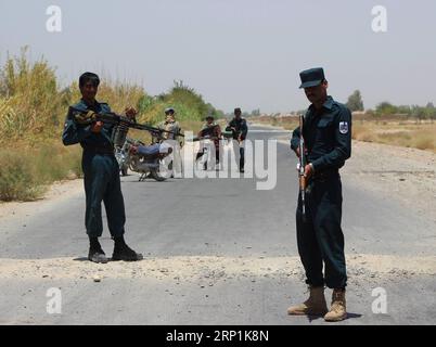 (180711) -- LASHKAR GAH, le 11 juillet 2018 -- des policiers afghans participent à une opération militaire à Lashkar Gah, capitale de la province de Helmand, dans le sud de l'Afghanistan, le 10 juillet 2018. )(rh) AFGHANISTAN-HELMAND-MILITARY OPERATION AbdulxAzizxSafdari PUBLICATIONxNOTxINxCHN Banque D'Images