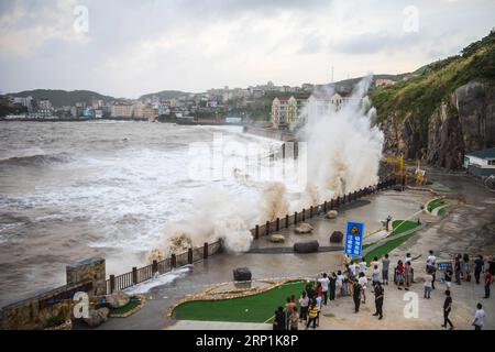 (180711) -- TAIZHOU, 11 juillet 2018 -- d'énormes vagues ont frappé le rivage de la mer dans le canton de Shitang, dans la ville de Wenling, dans la province du Zhejiang, dans l'est de la Chine, le 10 juillet 2018, alors que le typhon Maria, le huitième typhon de cette année, approche de la côte. Le typhon Maria a touché terre mercredi matin dans le comté de Lianjiang, dans la province du Fujian du sud-est de la Chine. (Ry) CHINA-TYPHON MARIA-LANDFALL (CN) ZhuxHaiwei PUBLICATIONxNOTxINxCHN Banque D'Images