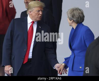 Actualités Bilder des Tages (180711) -- BRUXELLES, le 11 juillet 2018 -- le président américain Donald Trump (à gauche) s'entretient avec la première ministre britannique Theresa May lors d'un sommet de l'OTAN à Bruxelles, Belgique, le 11 juillet 2018. Les dirigeants de l'OTAN se réunissent à Bruxelles pour une réunion de deux jours. )(yg) SOMMET BELGIQUE-BRUXELLES-OTAN YexPingfan PUBLICATIONxNOTxINxCHN Banque D'Images