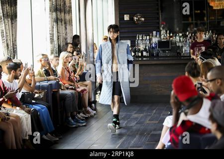 (180711) -- NEW YORK, 11 juillet 2018 -- Un mannequin présente une création lors du Romeo Hunte Spring 2019 Men Runway Show à New York, aux États-Unis, le 11 juillet 2018.) ÉTATS-UNIS-NEW YORK-ROMEO HUNTE-DÉFILÉ WANGXYING PUBLICATIONXNOTXINXCHN Banque D'Images