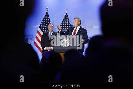 (180712) -- BRUXELLES, le 12 juillet 2018 -- le président américain Donald Trump (à droite) et le secrétaire d'État américain Mike Pompeo assistent à une conférence de presse le deuxième jour du sommet de l'OTAN à Bruxelles, en Belgique, le 12 juillet 2018. (lrz) BELGIQUE-BRUXELLES-OTAN-SOMMET YexPingfan PUBLICATIONxNOTxINxCHN Banque D'Images