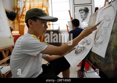 (180712) -- QINZHOU, 12 juillet 2018 -- des élèves apprennent le dessin pendant un cours dans la ville de Qinzhou, dans la région autonome de Guangxi Zhuang, dans le sud de la Chine, le 12 juillet 2018. Les étudiants acquièrent de nouvelles compétences pendant leurs vacances d'été. )(wsw) CHINE-GUANGXI-VACANCES D'ÉTÉ (CN) ZhangxAilin PUBLICATIONxNOTxINxCHN Banque D'Images