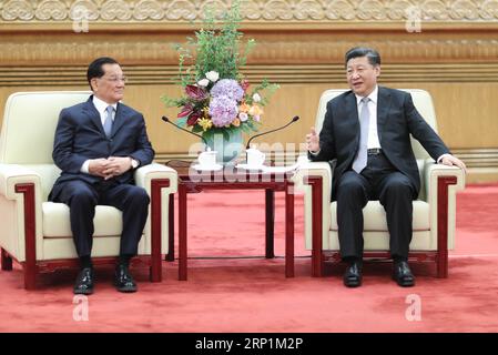 (180713) -- PÉKIN, le 13 juillet 2018 -- Xi Jinping (R), secrétaire général du comité central du Parti communiste chinois (PCC), rencontre une délégation de personnes de divers secteurs de Taïwan, dirigée par l'ancien président du parti Kuomintang (KMT) lien Chan (L), au Grand Hall du peuple à Pékin, capitale de la Chine, le 13 juillet 2018. ) (LMM) CHINA-BEIJING-XI JINPING-LIEN CHAN-DELEGATION-MEETING (CN) JUXPENG PUBLICATIONXNOTXINXCHN Banque D'Images