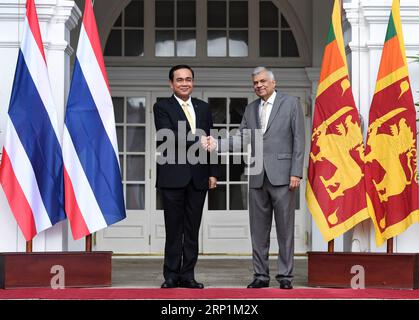 (180713) -- COLOMBO, le 13 juillet 2018 -- le Premier ministre sri-lankais Ranil Wickramasinghe (à droite) serre la main du Premier ministre thaïlandais Prayut Chan-o-cha lors de sa visite au cabinet du Premier ministre, Colombo, Sri Lanka, le 12 juillet 2018.) (djj) SRI LANKA-COLOMBO-THAÏLANDE-PM-VISIT A.XS.xHapuarachchi PUBLICATIONxNOTxINxCHN Banque D'Images