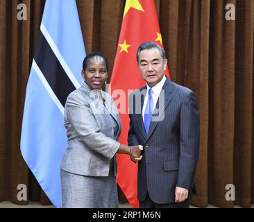 (180713) -- BEIJING, le 13 juillet 2018 -- Wang Yi, conseiller d'État chinois et ministre des Affaires étrangères, s'entretient avec le ministre botswanais des Affaires internationales et de la coopération, Unity Dow, à Beijing, capitale de la Chine, le 13 juillet 2018.) (WSW) CHINA-BEIJING-WANG YI-BOTSWANA-UNITY DOW-TALKS (CN) YINXBOGU PUBLICATIONXNOTXINXCHN Banque D'Images