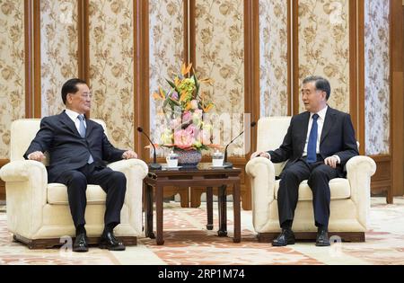 (180713) -- BEIJING, 13 juillet 2018 -- Wang Yang (R), membre du Comité permanent du Bureau politique du Comité central du Parti communiste chinois (PCC) et président du Comité national de la Conférence consultative politique du peuple chinois, rencontre une délégation de personnes de divers secteurs à Taiwan, dirigée par l'ancien président du parti Kuomintang (KMT) lien Chan, à Pékin, capitale de la Chine, le 13 juillet 2018. (WSW) CHINA-BEIJING-WANG YANG-LIEN CHAN-DELEGATION-MEETING (CN) HUANGXJINGWEN PUBLICATIONXNOTXINXCHN Banque D'Images