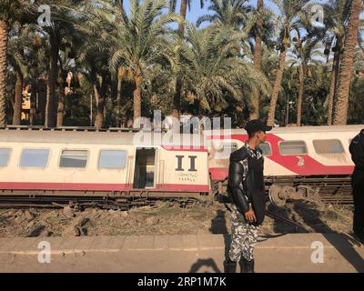 (180713) -- GIZEH, 13 juillet 2018 -- une photo prise avec un téléphone portable montre le site où un train déraille à Gizeh, Égypte, le 13 juillet 2018. Au moins 55 personnes ont été blessées lorsqu'un train égyptien a déraillé vendredi près de Gizeh, au sud de la capitale le Caire, a rapporté l'agence de presse officielle MENA. (Zjl) EGYPT-GIZA-TRAIN-DÉRAILLEMENT AhmedxGomaa PUBLICATIONxNOTxINxCHN Banque D'Images