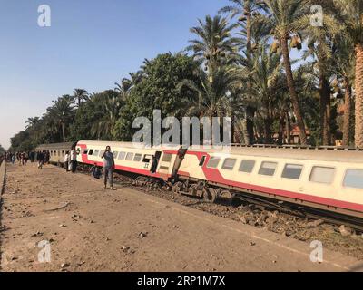 Actualités Themen der Woche KW28 Actualités Themen der Woche Actualités Bilder des Tages (180713) -- GIZEH, 13 juillet 2018 -- une photo prise avec un téléphone portable montre le site où un train déraille à Gizeh, Egypte, le 13 juillet 2018. Au moins 55 personnes ont été blessées lorsqu'un train égyptien a déraillé vendredi près de Gizeh, au sud de la capitale le Caire, a rapporté l'agence de presse officielle MENA. (Zjl) EGYPT-GIZA-TRAIN-DÉRAILLEMENT AhmedxGomaa PUBLICATIONxNOTxINxCHN Banque D'Images