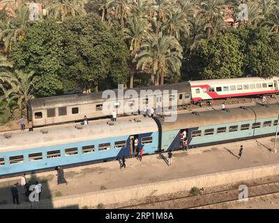 (180713) -- GIZEH, 13 juillet 2018 -- une photo prise avec un téléphone portable montre le site où un train déraille à Gizeh, Égypte, le 13 juillet 2018. Au moins 55 personnes ont été blessées lorsqu'un train égyptien a déraillé vendredi près de Gizeh, au sud de la capitale le Caire, a rapporté l'agence de presse officielle MENA. (Zjl) EGYPT-GIZA-TRAIN-DÉRAILLEMENT AhmedxGomaa PUBLICATIONxNOTxINxCHN Banque D'Images