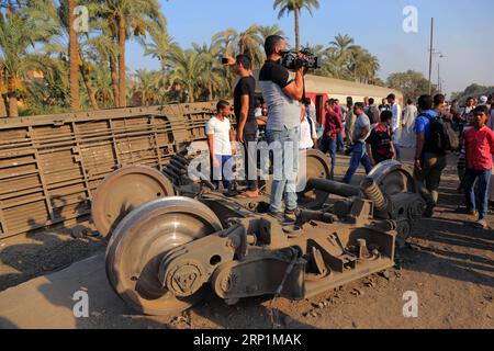 (180713) -- GIZEH, le 13 juillet 2018 -- des gens se rassemblent sur le site de l'accident où un train déraille à Gizeh, en Égypte, le 13 juillet 2018. Au moins 55 personnes ont été blessées lorsqu'un train égyptien a déraillé vendredi près de Gizeh, au sud de la capitale le Caire, a rapporté l'agence de presse officielle MENA. (Zjl) EGYPT-GIZA-TRAIN-DÉRAILLEMENT AhmedxGomaa PUBLICATIONxNOTxINxCHN Banque D'Images