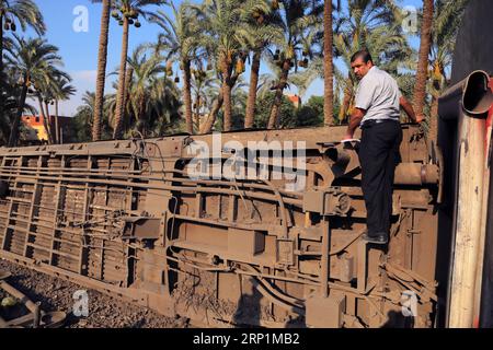 (180713) -- GIZEH, le 13 juillet 2018 -- un égyptien vérifie un wagon renversé sur le lieu de l'accident où un train déraille à Gizeh, en Égypte, le 13 juillet 2018. Au moins 55 personnes ont été blessées lorsqu'un train égyptien a déraillé vendredi près de Gizeh, au sud de la capitale le Caire, a rapporté l'agence de presse officielle MENA. (Zjl) EGYPT-GIZA-TRAIN-DÉRAILLEMENT AhmedxGomaa PUBLICATIONxNOTxINxCHN Banque D'Images